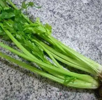 Make Shrimp celery fried noodles step 1