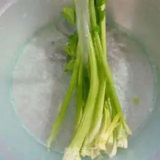 Make Shrimp celery fried noodles step 4
