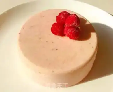 Make Strawberry ice cream cake step 4
