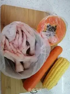 Make Carrot corn papaya chicken foot soup step 0