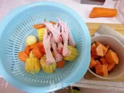 Make Carrot corn papaya chicken foot soup step 1