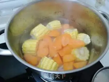Make Carrot corn papaya chicken foot soup step 2