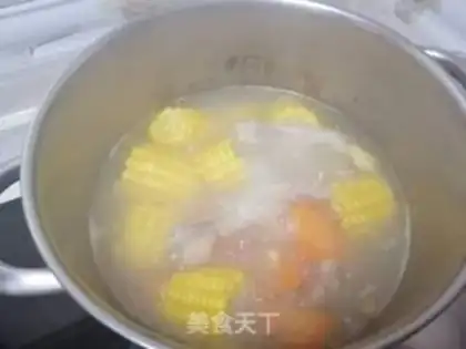 Make Carrot corn papaya chicken foot soup step 3