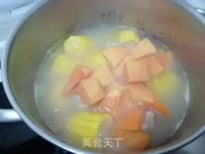 Make Carrot corn papaya chicken foot soup step 4