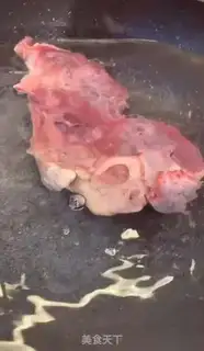 Make The cold hand tore the pig