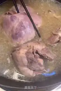 Make The cold hand tore the pig