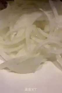 Make The cold hand tore the pig