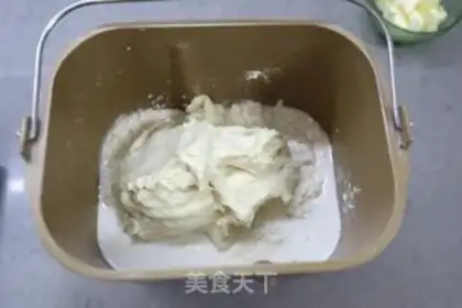 Make Chinese yogurt honey toast step 2