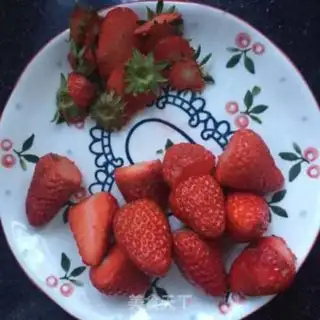 Make Strawberry shakes step 1