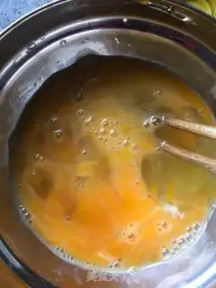 Make Chili fried eggs step 1