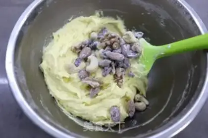 Make walnut dried fruit pound cake step 8