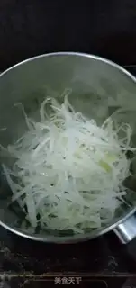 Make radish silk fish soup step 1