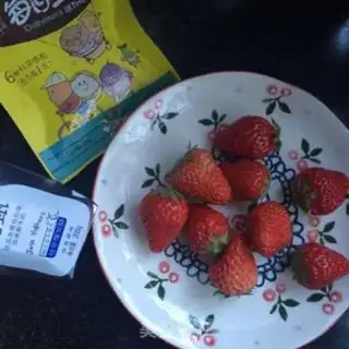 Make Yogurt strawberry bowl step 0