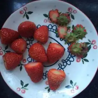 Make Yogurt strawberry bowl step 1