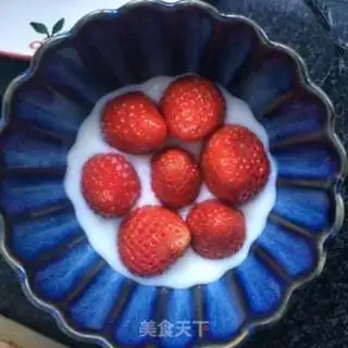 Make Yogurt strawberry bowl step 3