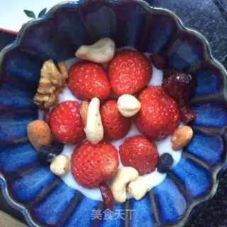Make Yogurt strawberry bowl step 4