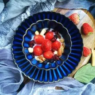 Make Yogurt strawberry bowl step 5