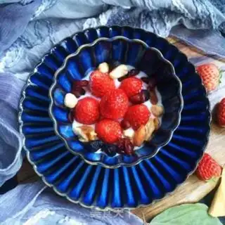 Make Yogurt strawberry bowl step 6