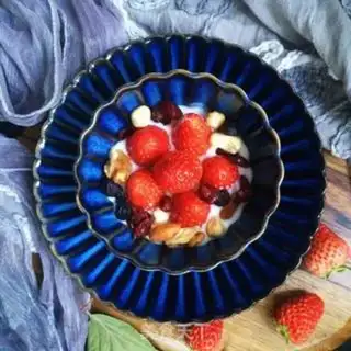 Make Yogurt strawberry bowl step 7