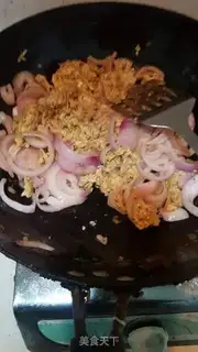 Make Onion fried eggs step 2