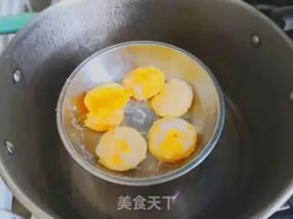 Make Salted egg potatoes step 1