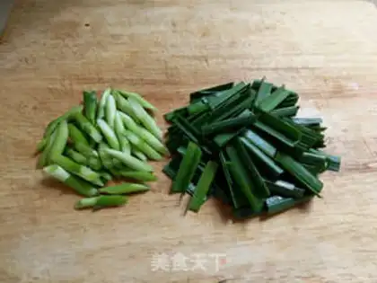Make Garlic sprouts back to the pot step 1