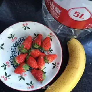 Make Banana strawberry milkshake step 0