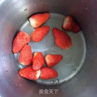 Make Banana strawberry milkshake step 1