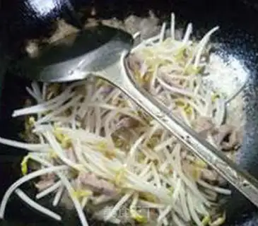Make The fragrance with the green bean sprouts step 8