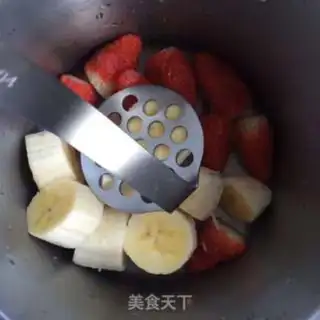 Make Banana strawberry milkshake step 3
