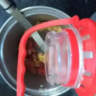 Make Banana strawberry milkshake step 4