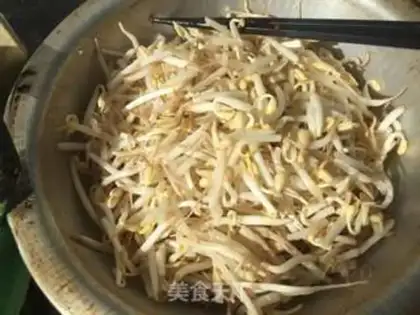 Make Chicken chest fried green bean sprouts step 2