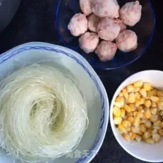 Make Fan spinach fishball soup step 0