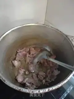 Make Xinjiang cut noodles step 1