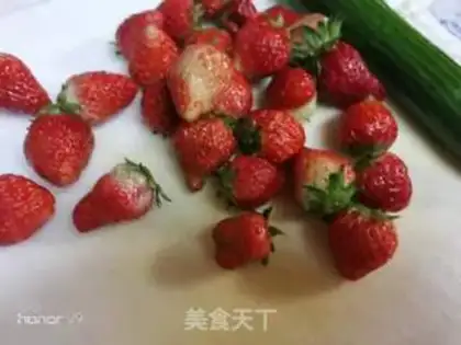 Make Cyme banana strawberry salad step 1