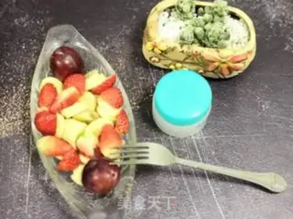 Make Cyme banana strawberry salad step 5