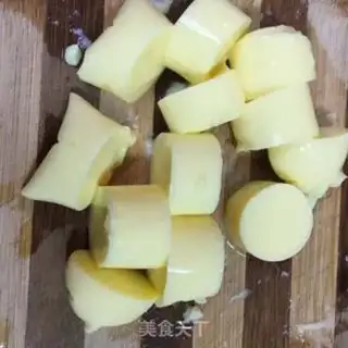 Make A tofu-curd shrimp soup step 1
