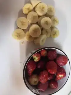 Make Strawberry banana juice step 0