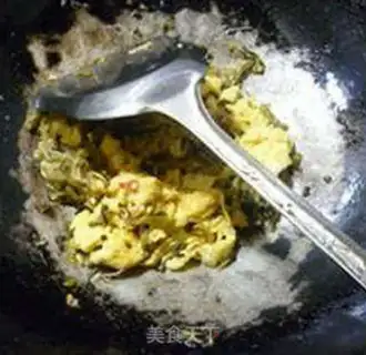 Make Gold mushrooms with fried eggs step 8