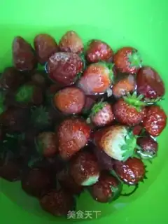 Make Mango strawberry yogurt step 1