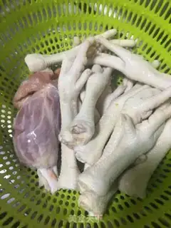 Make The gel chicken claw step 1