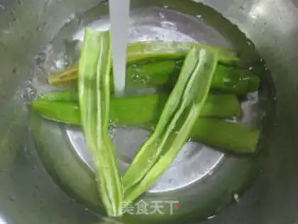 Make ♪ Open the peppers and duck eggs ♪ step 2