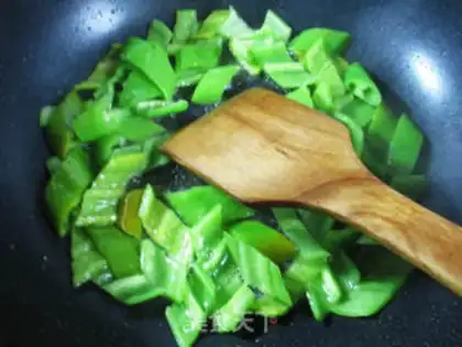 Make ♪ Open the peppers and duck eggs ♪ step 4