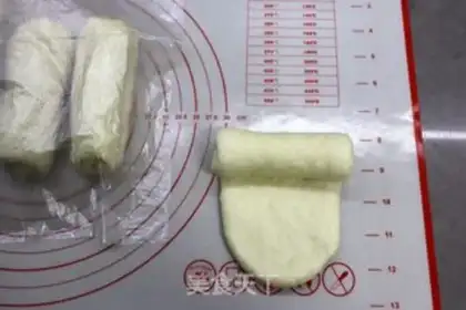 Make Chinese light cream toast step 7
