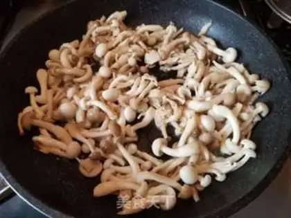 Make Twin mushroom fried eggs step 3