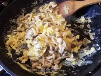 Make Twin mushroom fried eggs step 5