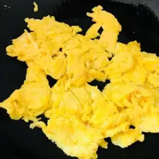 Make Garlic fried eggs step 3
