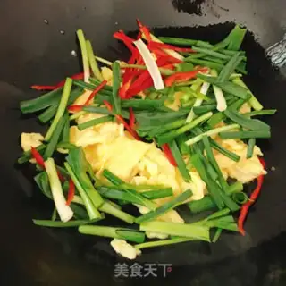 Make Garlic fried eggs step 4