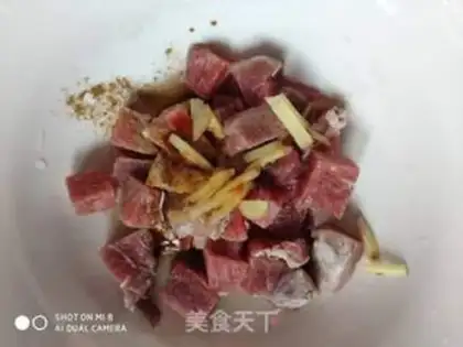 Make Pineapple greasy meat step 1