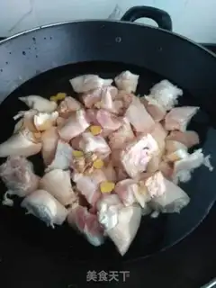 Make Red burning pig hoof step 0